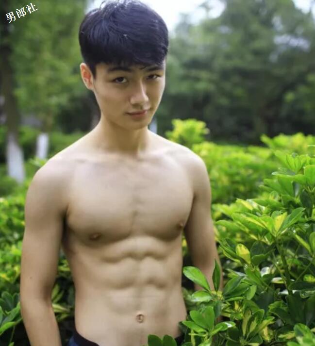 大胸肌小鲜肉一言不合就脱，大家支持他去拍片么？ - 51虹马