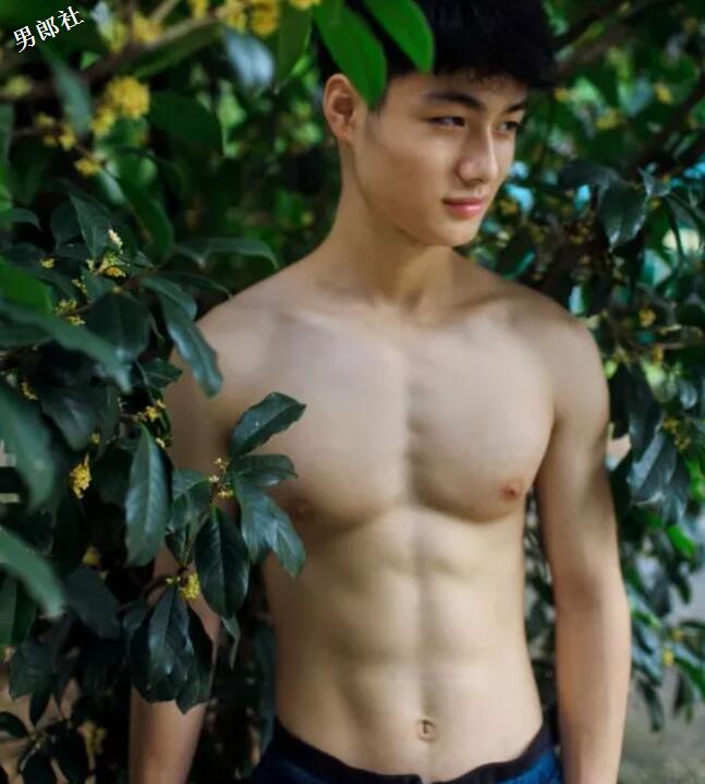 大胸肌小鲜肉一言不合就脱，大家支持他去拍片么？ - 51虹马