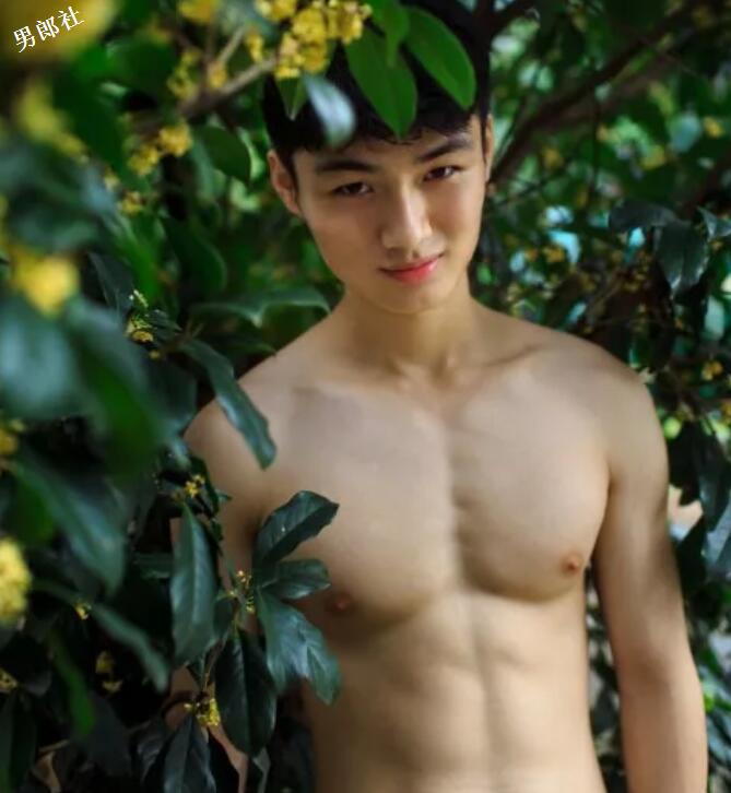 大胸肌小鲜肉一言不合就脱，大家支持他去拍片么？ - 51虹马