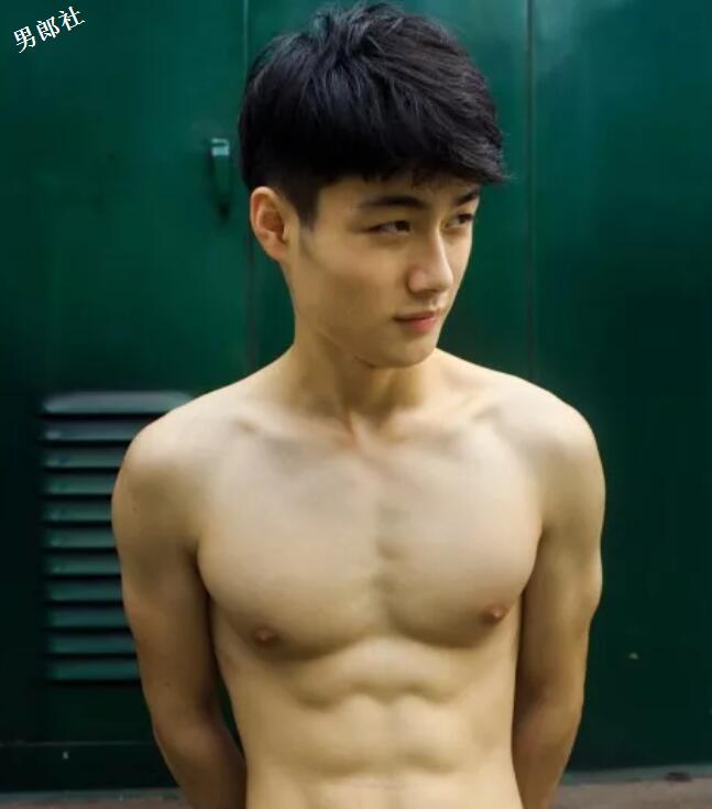 大胸肌小鲜肉一言不合就脱，大家支持他去拍片么？ - 51虹马
