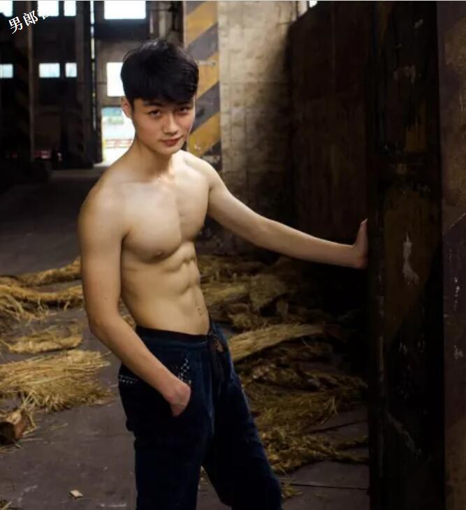 大胸肌小鲜肉一言不合就脱，大家支持他去拍片么？ - 51虹马