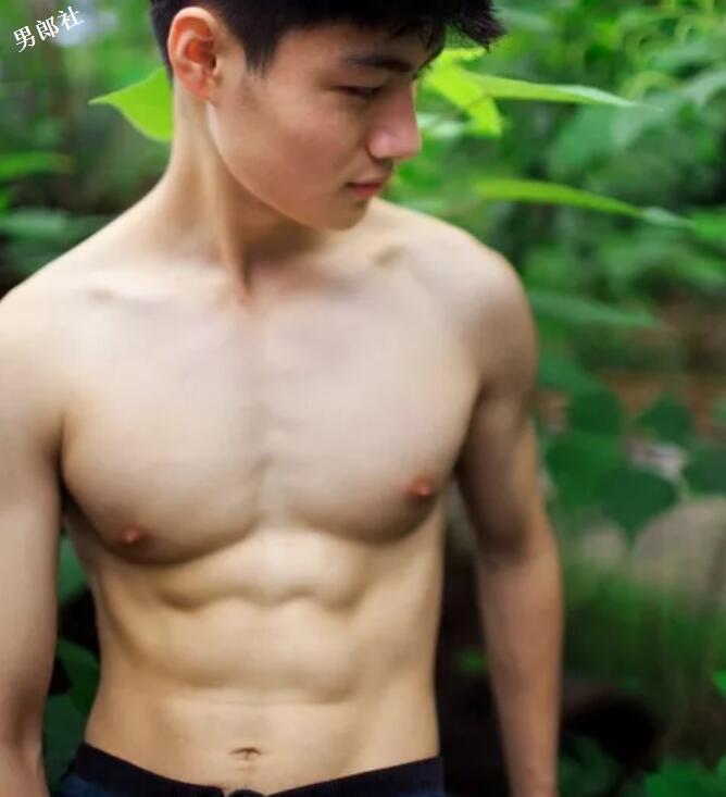大胸肌小鲜肉一言不合就脱，大家支持他去拍片么？ - 51虹马