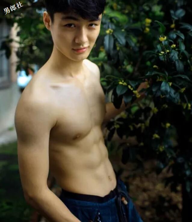 大胸肌小鲜肉一言不合就脱，大家支持他去拍片么？ - 51虹马