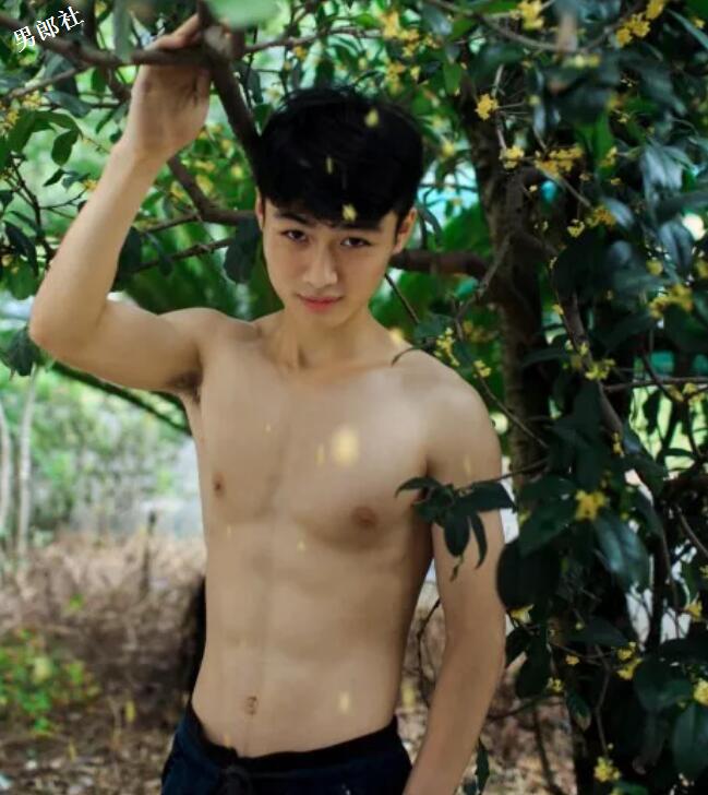 大胸肌小鲜肉一言不合就脱，大家支持他去拍片么？ - 51虹马