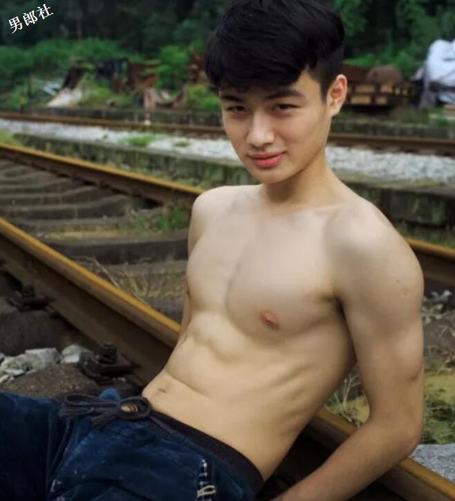 大胸肌小鲜肉一言不合就脱，大家支持他去拍片么？ - 51虹马