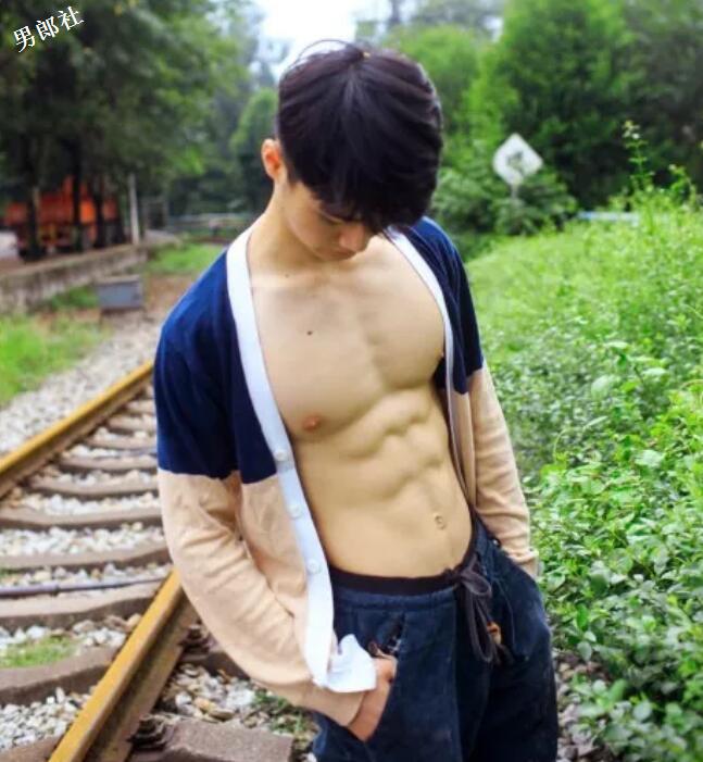 大胸肌小鲜肉一言不合就脱，大家支持他去拍片么？ - 51虹马
