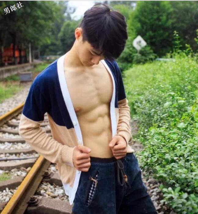大胸肌小鲜肉一言不合就脱，大家支持他去拍片么？ - 51虹马