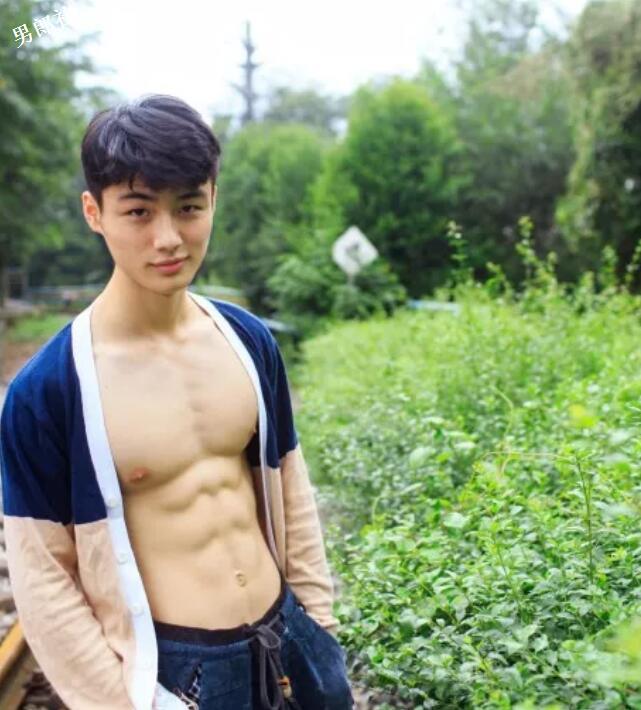 大胸肌小鲜肉一言不合就脱，大家支持他去拍片么？ - 51虹马