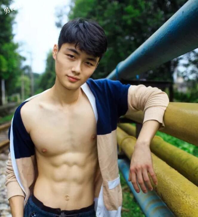 大胸肌小鲜肉一言不合就脱，大家支持他去拍片么？ - 51虹马