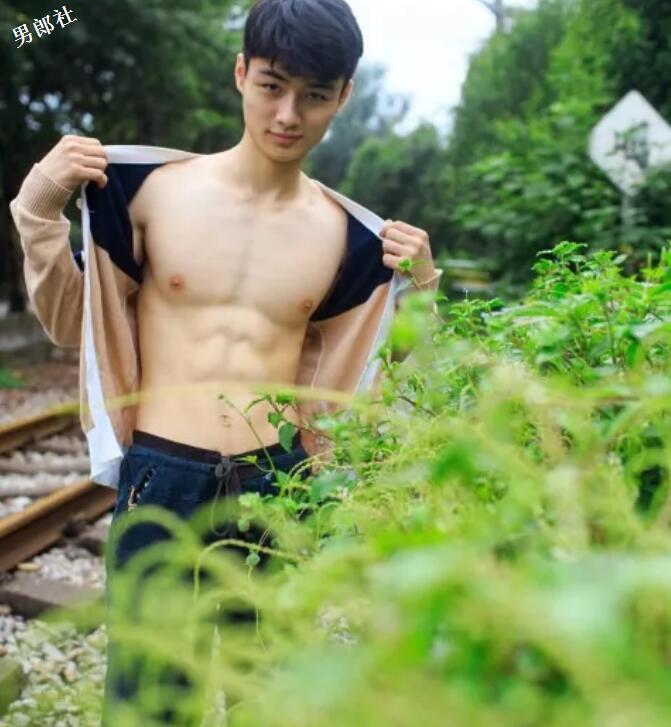 大胸肌小鲜肉一言不合就脱，大家支持他去拍片么？ - 51虹马