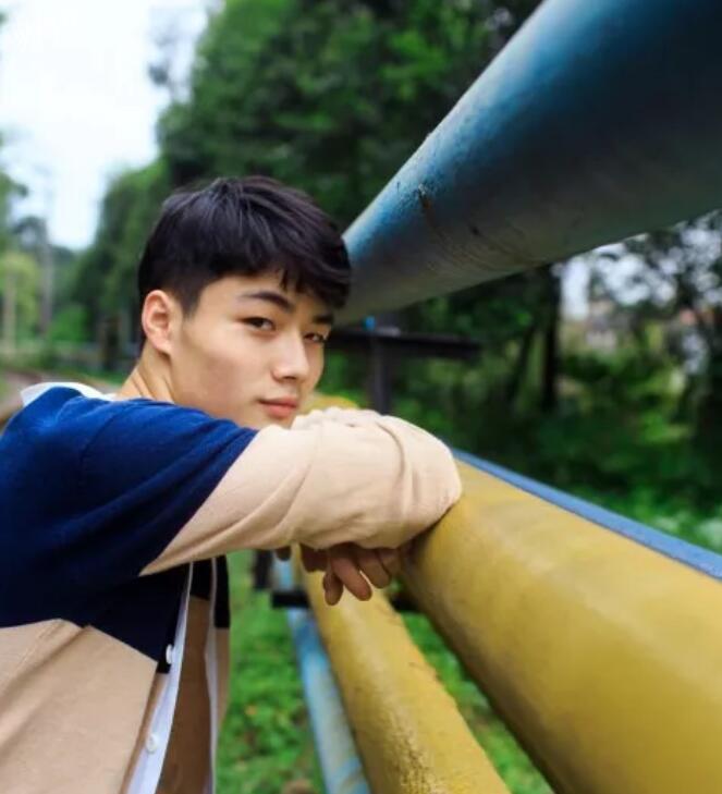 大胸肌小鲜肉一言不合就脱，大家支持他去拍片么？ - 51虹马