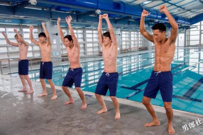 大鼻子男星自曝全体演员真空上阵，盯裆猫都不知道看谁好！ - 51虹马