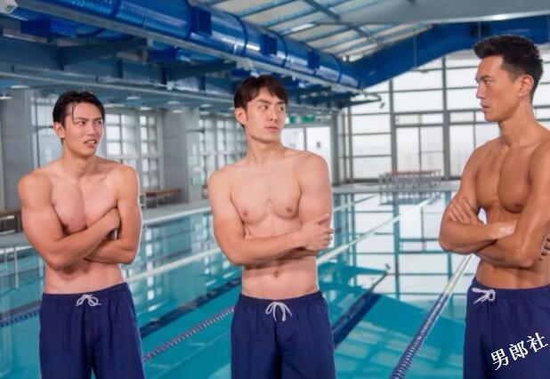 大鼻子男星自曝全体演员真空上阵，盯裆猫都不知道看谁好！ - 51虹马