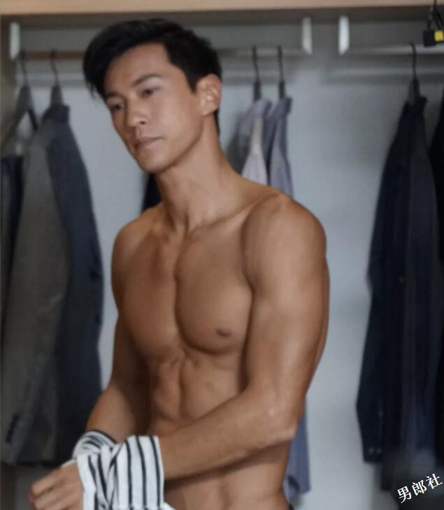 大鼻子男星自曝全体演员真空上阵，盯裆猫都不知道看谁好！ - 51虹马