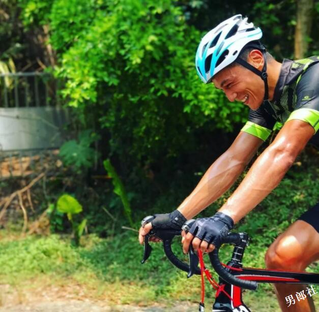 大鼻子男星自曝全体演员真空上阵，盯裆猫都不知道看谁好！ - 51虹马