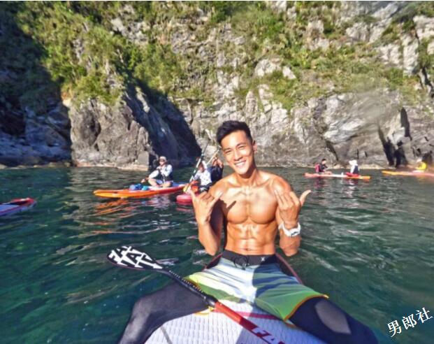 大鼻子男星自曝全体演员真空上阵，盯裆猫都不知道看谁好！ - 51虹马