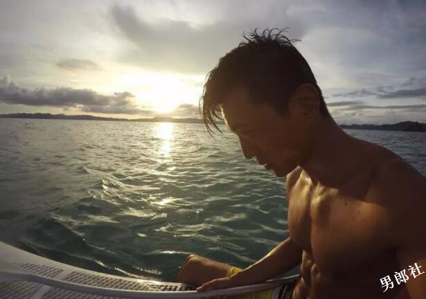 大鼻子男星自曝全体演员真空上阵，盯裆猫都不知道看谁好！ - 51虹马