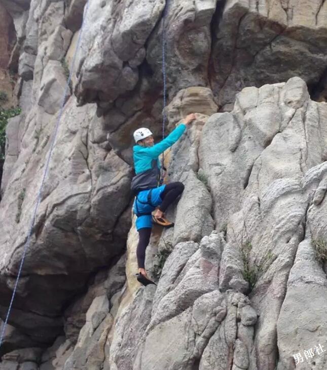 大鼻子男星自曝全体演员真空上阵，盯裆猫都不知道看谁好！ - 51虹马