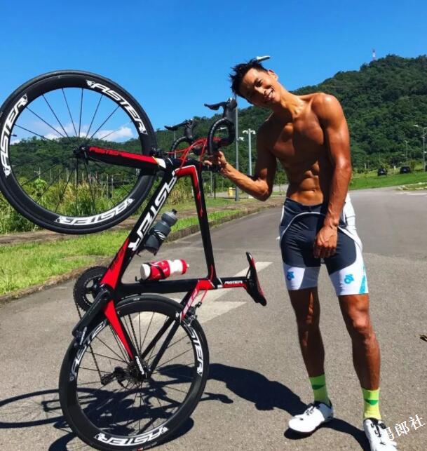 大鼻子男星自曝全体演员真空上阵，盯裆猫都不知道看谁好！ - 51虹马