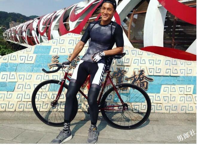 大鼻子男星自曝全体演员真空上阵，盯裆猫都不知道看谁好！ - 51虹马