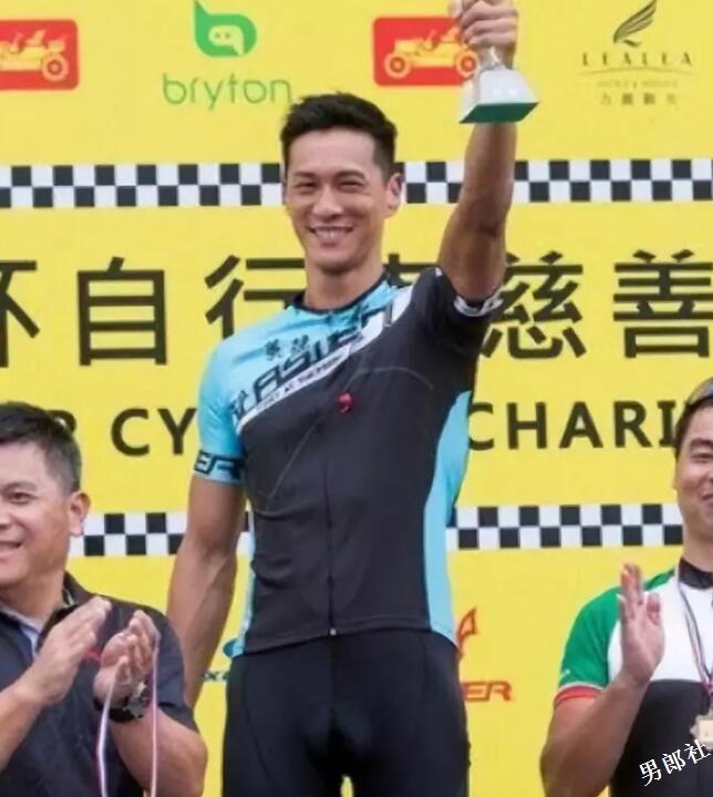 大鼻子男星自曝全体演员真空上阵，盯裆猫都不知道看谁好！ - 51虹马