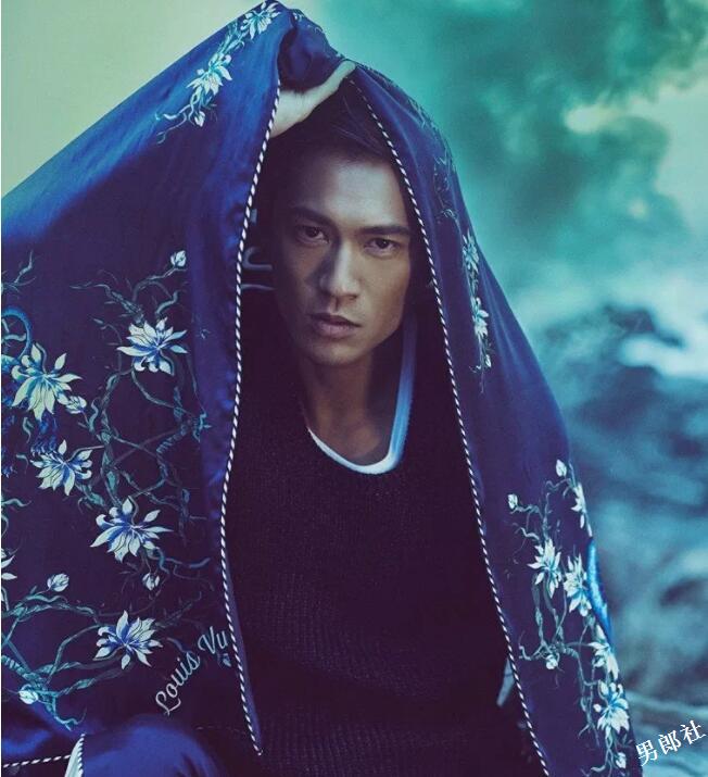 大鼻子男星自曝全体演员真空上阵，盯裆猫都不知道看谁好！ - 51虹马