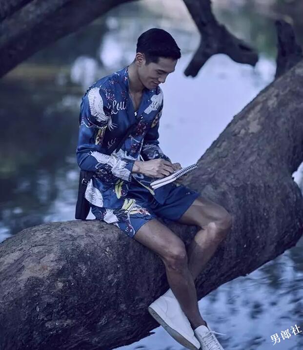 大鼻子男星自曝全体演员真空上阵，盯裆猫都不知道看谁好！ - 51虹马