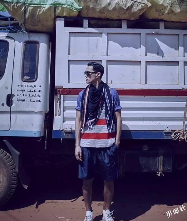 大鼻子男星自曝全体演员真空上阵，盯裆猫都不知道看谁好！ - 51虹马