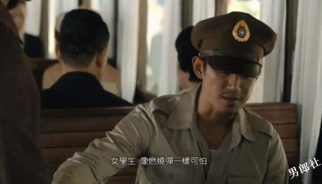 大鼻子男星自曝全体演员真空上阵，盯裆猫都不知道看谁好！ - 51虹马