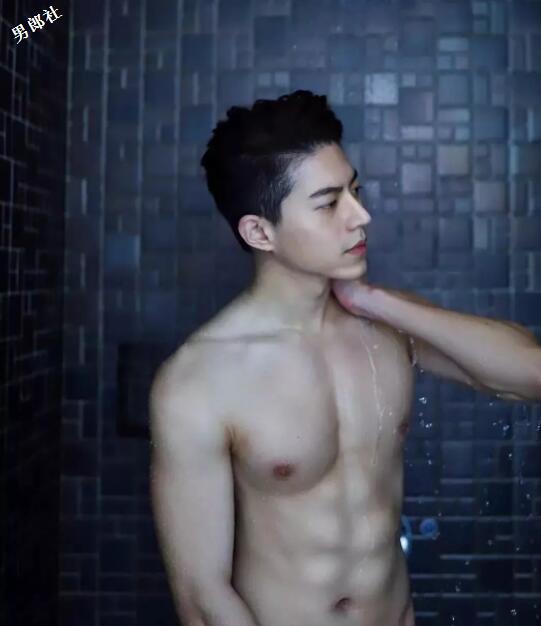 天菜男模浴照勾人，被摄影师疯狂邀约 - 51虹马