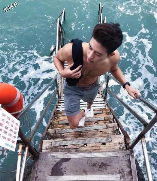 天菜男模浴照勾人，被摄影师疯狂邀约 - 51虹马