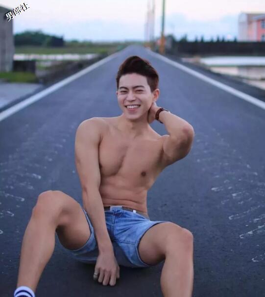 天菜男模浴照勾人，被摄影师疯狂邀约 - 51虹马