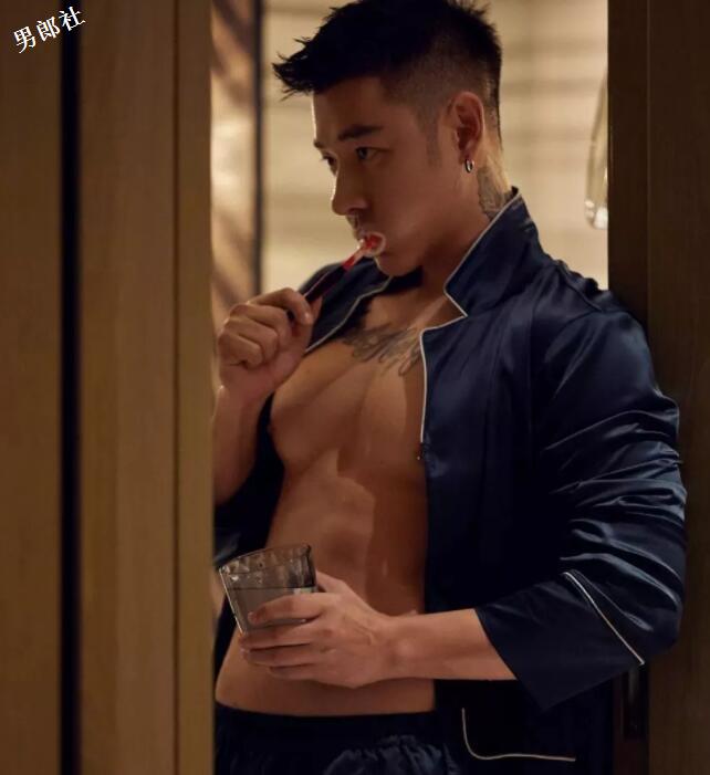 看点∣天菜尤物翘臀腹肌，筋肉摄影师不爱穿衣只爱脫！ - 51虹马