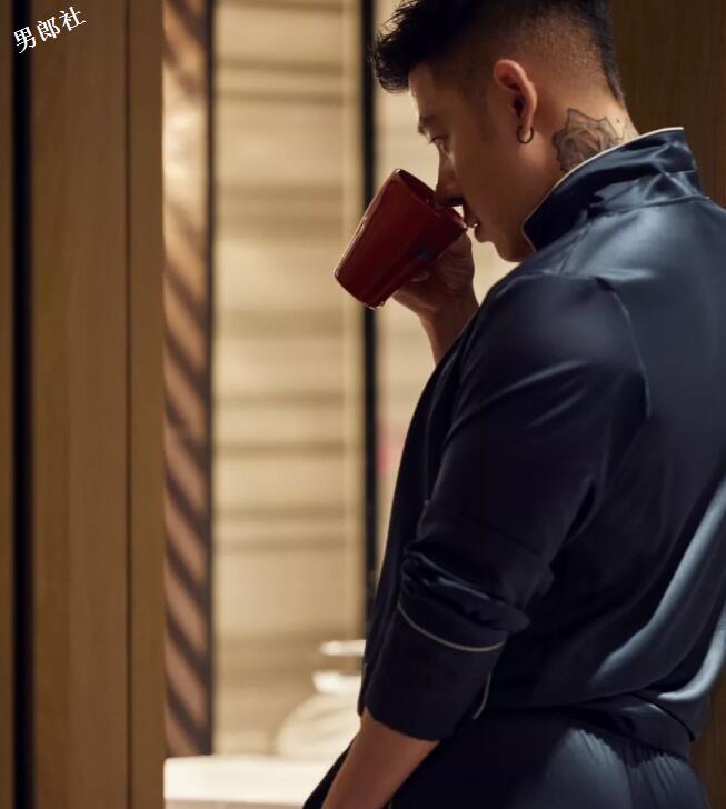 看点∣天菜尤物翘臀腹肌，筋肉摄影师不爱穿衣只爱脫！ - 51虹马