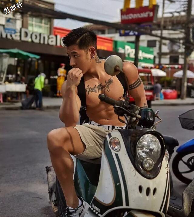 看点∣天菜尤物翘臀腹肌，筋肉摄影师不爱穿衣只爱脫！ - 51虹马