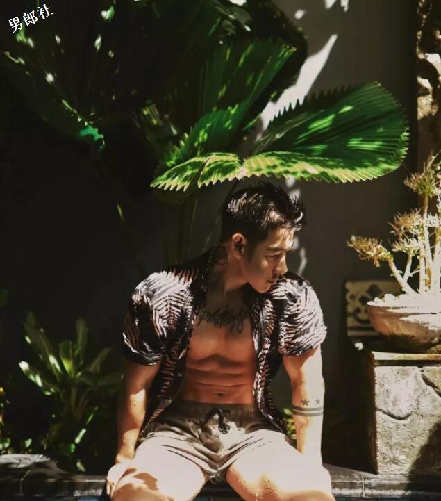 看点∣天菜尤物翘臀腹肌，筋肉摄影师不爱穿衣只爱脫！ - 51虹马