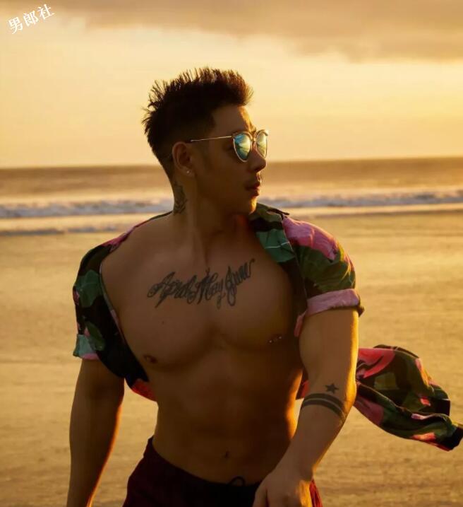 看点∣天菜尤物翘臀腹肌，筋肉摄影师不爱穿衣只爱脫！ - 51虹马