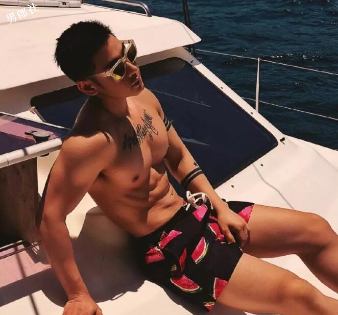 看点∣天菜尤物翘臀腹肌，筋肉摄影师不爱穿衣只爱脫！ - 51虹马