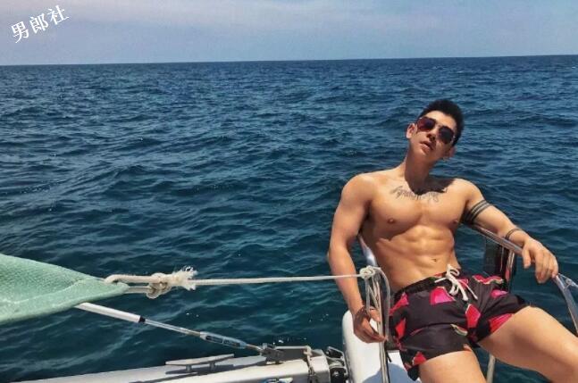 看点∣天菜尤物翘臀腹肌，筋肉摄影师不爱穿衣只爱脫！ - 51虹马