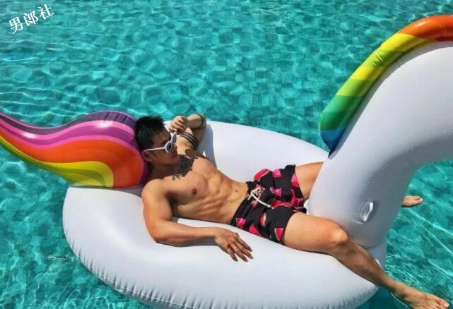 看点∣天菜尤物翘臀腹肌，筋肉摄影师不爱穿衣只爱脫！ - 51虹马