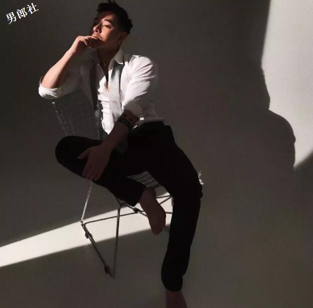 看点∣天菜尤物翘臀腹肌，筋肉摄影师不爱穿衣只爱脫！ - 51虹马