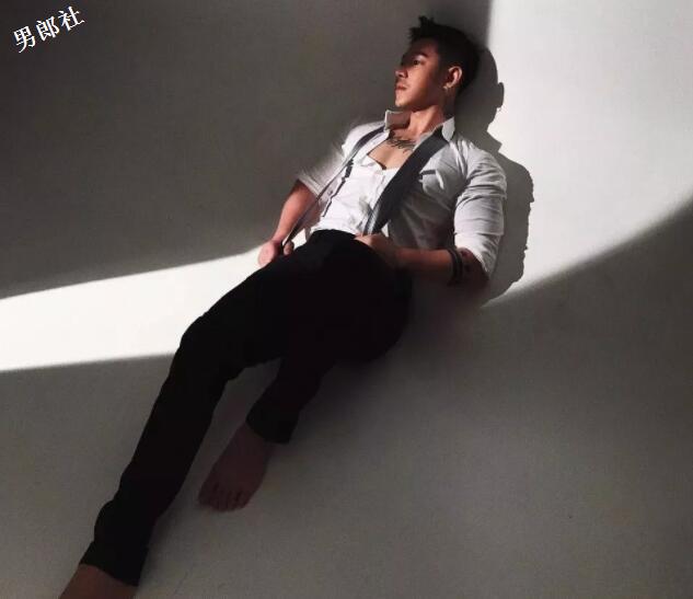 看点∣天菜尤物翘臀腹肌，筋肉摄影师不爱穿衣只爱脫！ - 51虹马