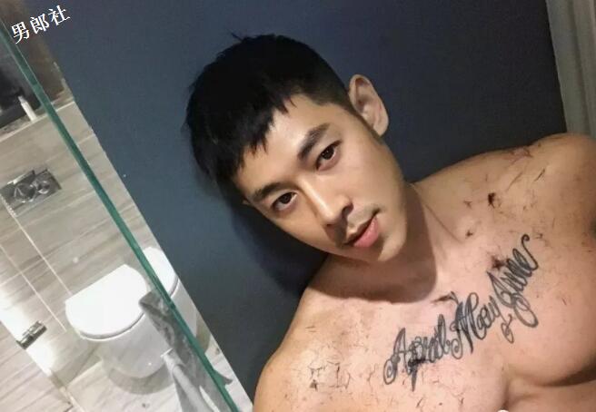 看点∣天菜尤物翘臀腹肌，筋肉摄影师不爱穿衣只爱脫！ - 51虹马