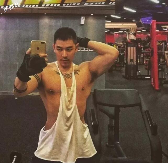 看点∣天菜尤物翘臀腹肌，筋肉摄影师不爱穿衣只爱脫！ - 51虹马