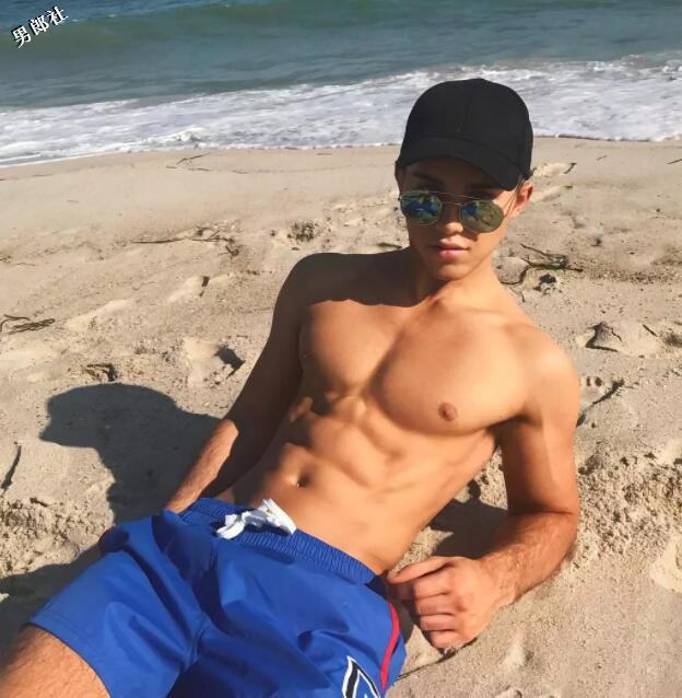 两小鲜肉兄弟太帅，被人误以为是情侣惹~你们看了怎么说？ - 51虹马