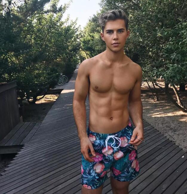 两小鲜肉兄弟太帅，被人误以为是情侣惹~你们看了怎么说？ - 51虹马