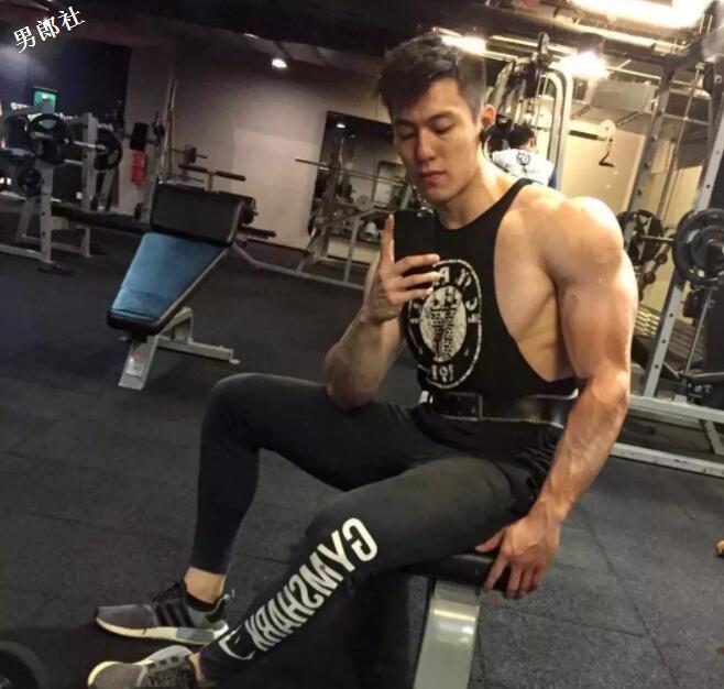 二十三岁金刚猛男却长了一张奶狗脸 - 51虹马