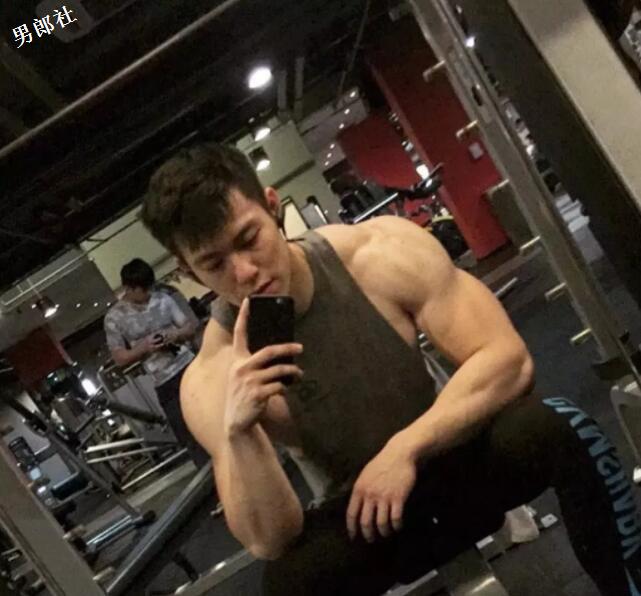 二十三岁金刚猛男却长了一张奶狗脸 - 51虹马