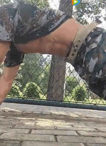 北体大新生军训现场惊现肌肉小狼狗！-51虹马