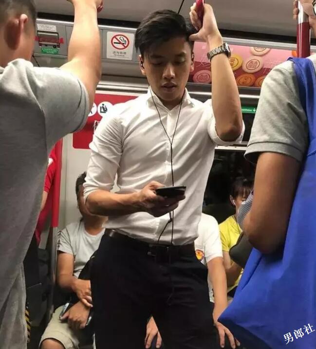 地铁里面的偷拍合集，小狼狗小奶狗一抓一大把 - 51虹马